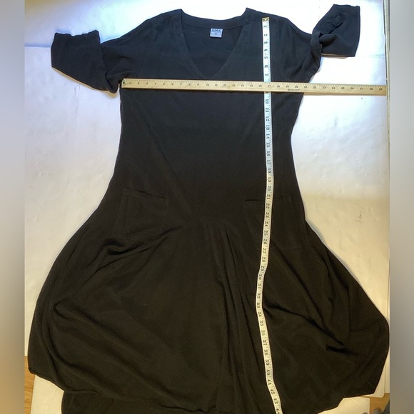 Black, rayon blend long dress. Lg pockets, loose fit, XL. Flattering fit - Picture 4 of 8